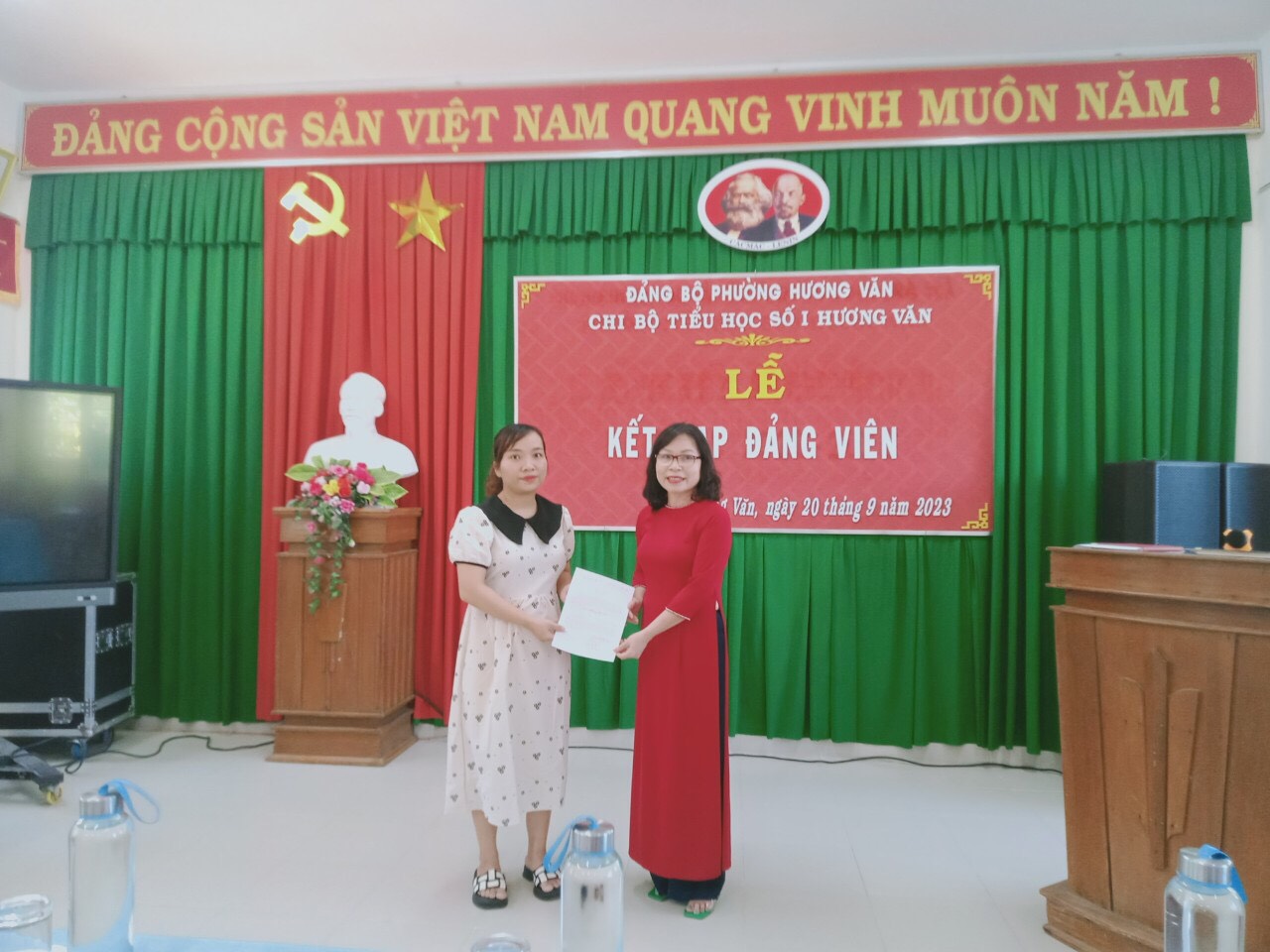 Chi bộ Trường Tiểu học số 1, phường Hương Văn kết nạp Đảng viên mới